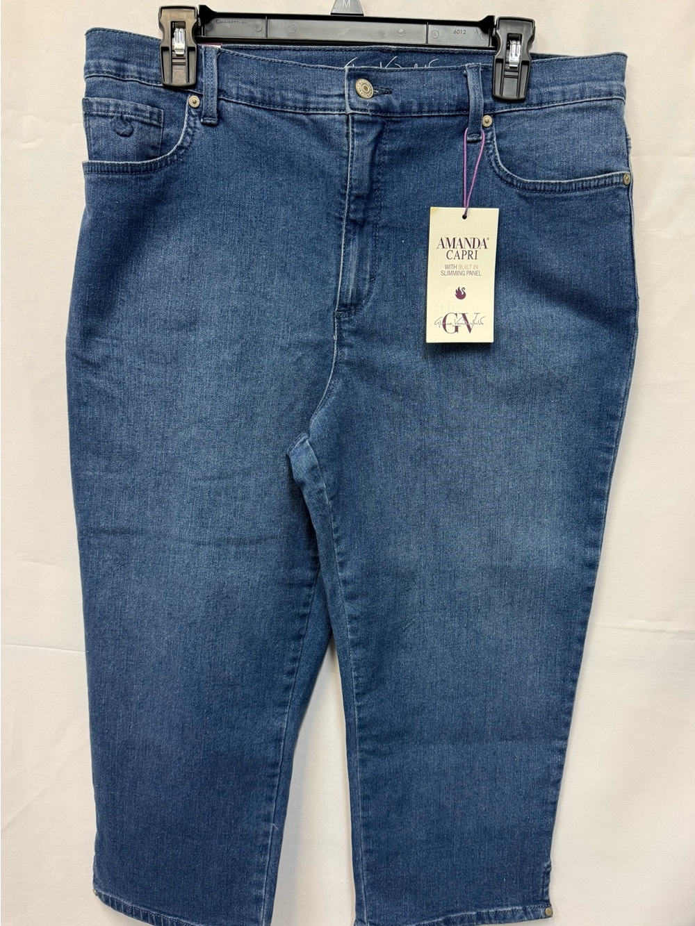 Gloria Vanderbilt Amanda Capri Crop Jeans in Medium Blue